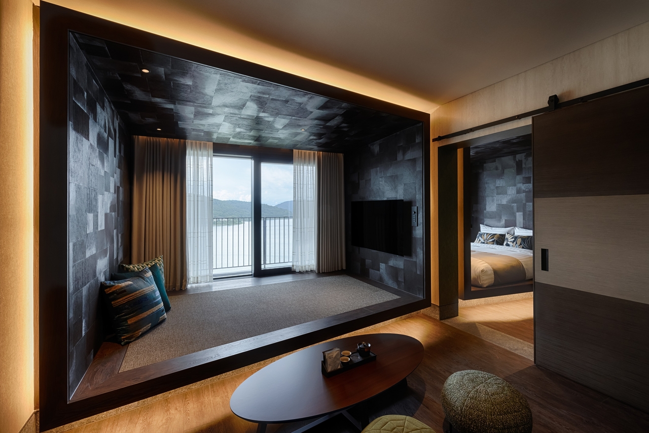 Sono Calm Gyeongju's deluxe suite B lake view room (Sono Calm Gyeongju)