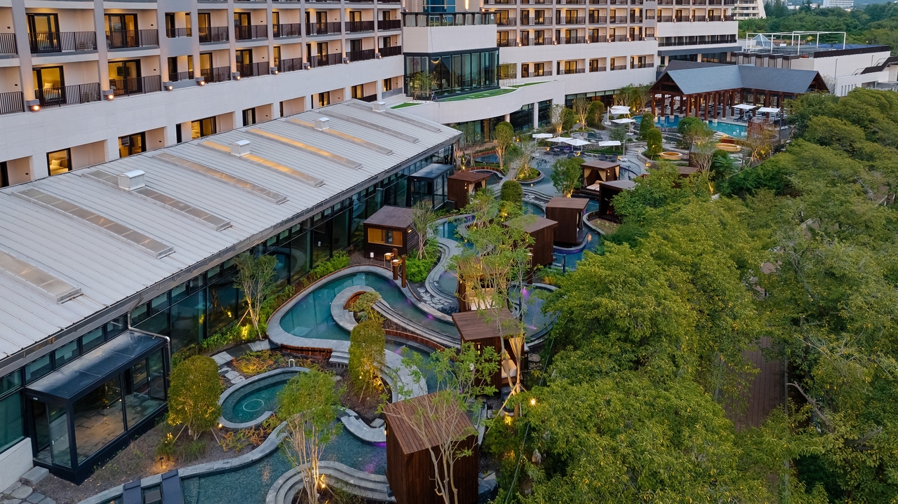 Sono Calm Gyeongju's outdoor pool (Sono Calm Gyeongju)