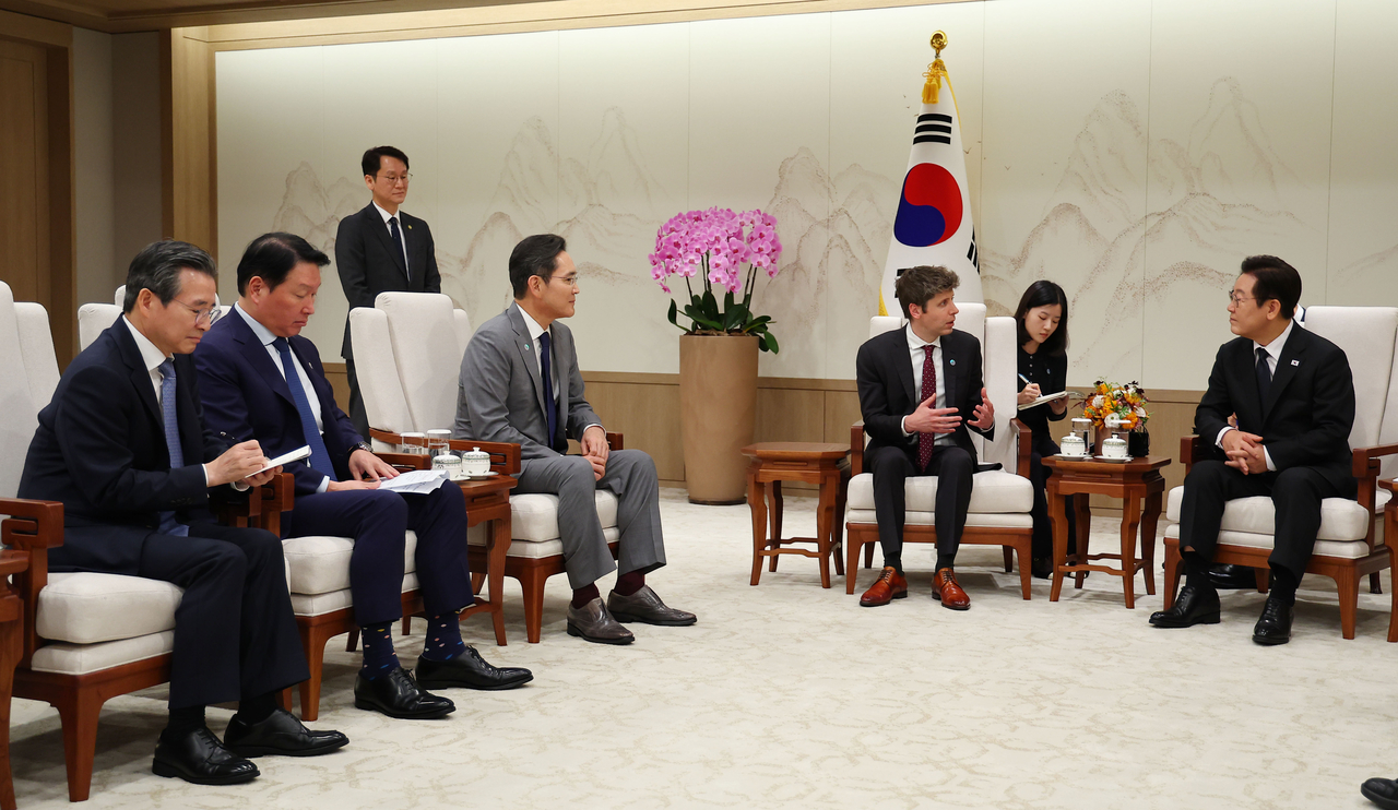 From left, President Lee Jae Myung, OpenAI CEO Sam Altman, Samsung Electronics Executive Chairman Lee Jae-yong and SK Group Chairman Chey Tae-won and presidential chief of staff for policy Kim Yong-beom at the presidential office in Yongsan-gu, central Seoul on Oct. 1. (Yonhap)