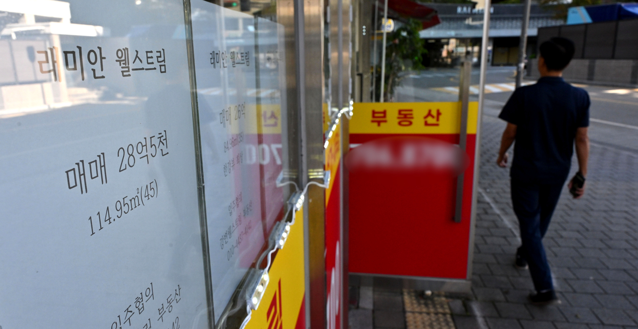 15일 오전 서울 도심 내 한 마스터 토토사이트에 아파트 가격표가 부착되어 있다. 임세준 기자