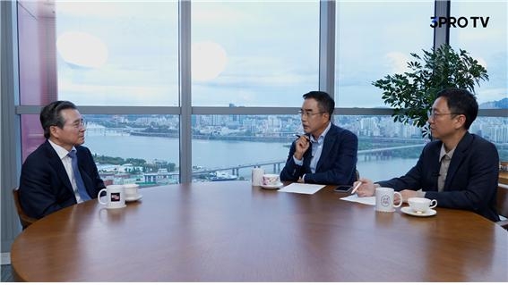 Kim Yong-beom (left), a key aide to President Lee Jae Myung and director of national policy, speaks during an interview with 3Pro TV. (Courtesy of the presidential office)