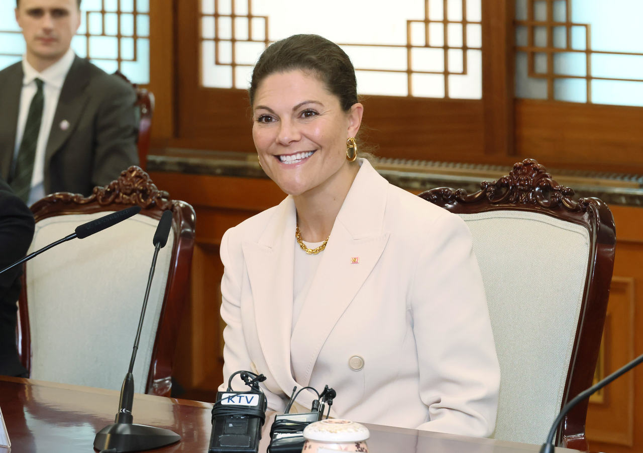 Swedish Crown Princess Victoria speaks with Prime Minister Kim Min-seok during their meeting at the government complex building in Seoul on Wednesday. (Yonhap)