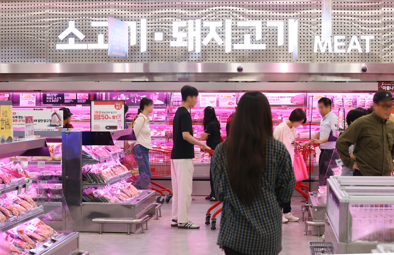 This file photo, taken Oct. 2, shows shoppers at a supermarket in Seoul. (Yonhap)