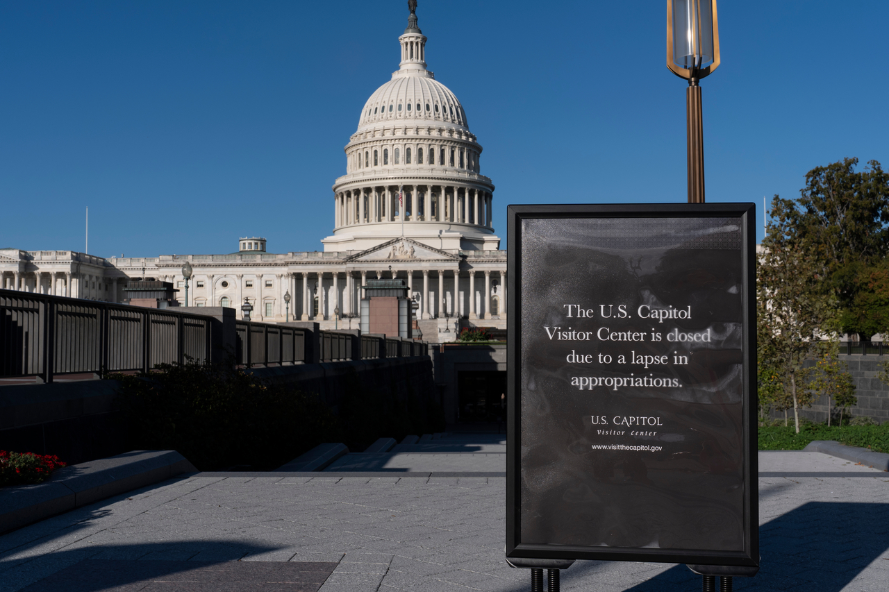 A sign turns away tourists at the entrance to the Capitol Visitor Center in Washington on Wednesday.   AP-Yonhap