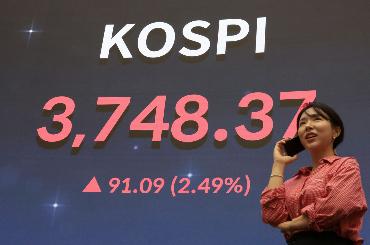 An electronic board showing the Korea Composite Stock Price Index at a dealing room of the Hana Bank headquarters in Seoul on Thursday. (Yonhap)