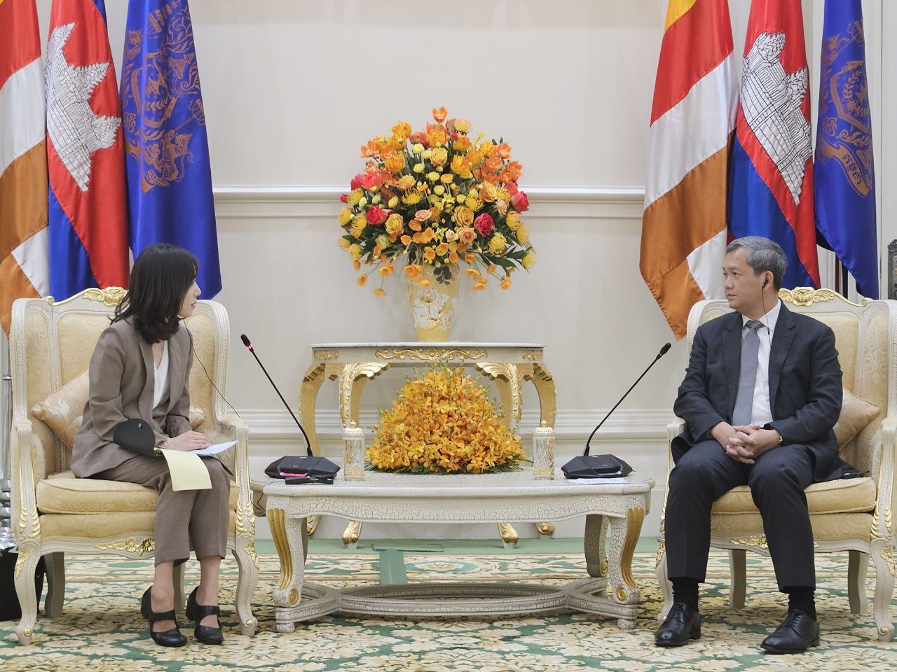 South Korea's Second Vice Foreign Minister Kim Jina (left) speaks with Cambodian Prime Minister Hun Manet during their meeting in Phnom Penh, Cambodia, Thursday. (Ministry of Foreign Affairs)