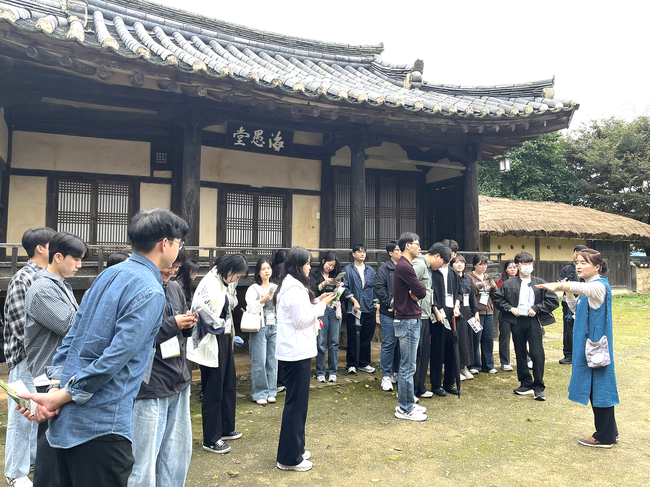 영주시 5년 이하 공무원 들이 무섬마을 방문해 설명듣고 있다.[영주시 제공]