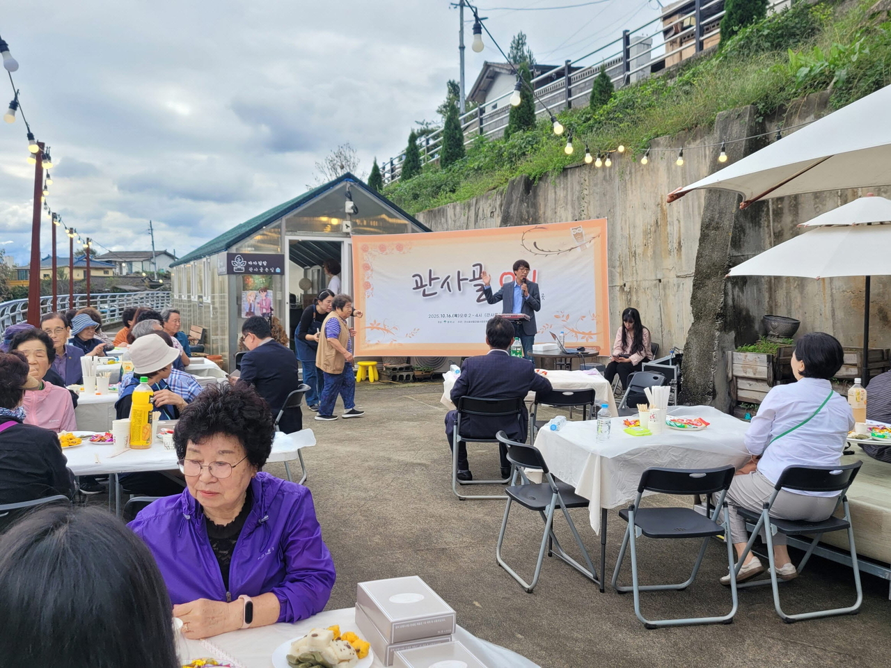 영주시가 16일 관사골 마을센터 일원에서 관사골 ON – 사람과 공간을 잇는 곳 관사골’ 행사를 열고 주민과 방문객이 함께 어우러지는 축제의 장을 펼쳤다.[영주시 제공]