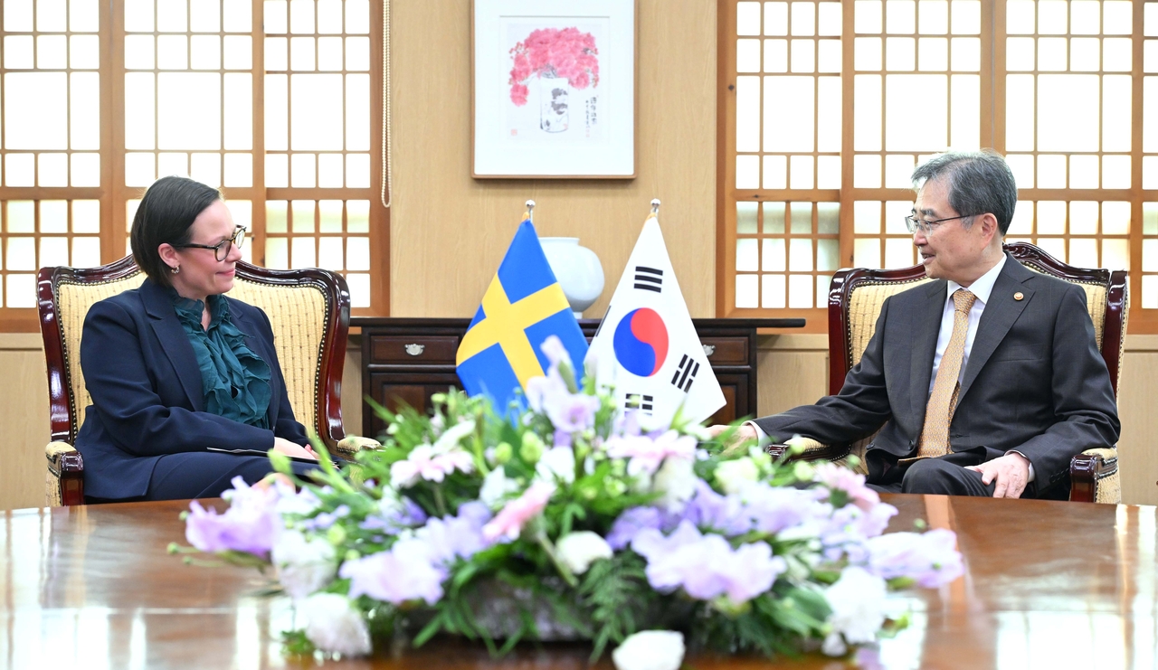 Foreign Minister Cho Hyun (right) holds talks with his Swedish counterpart, Maria Malmer Stenergard, at the Foreign Ministry in Seoul on Thursday. (South Korea’s Foreign Ministry)
