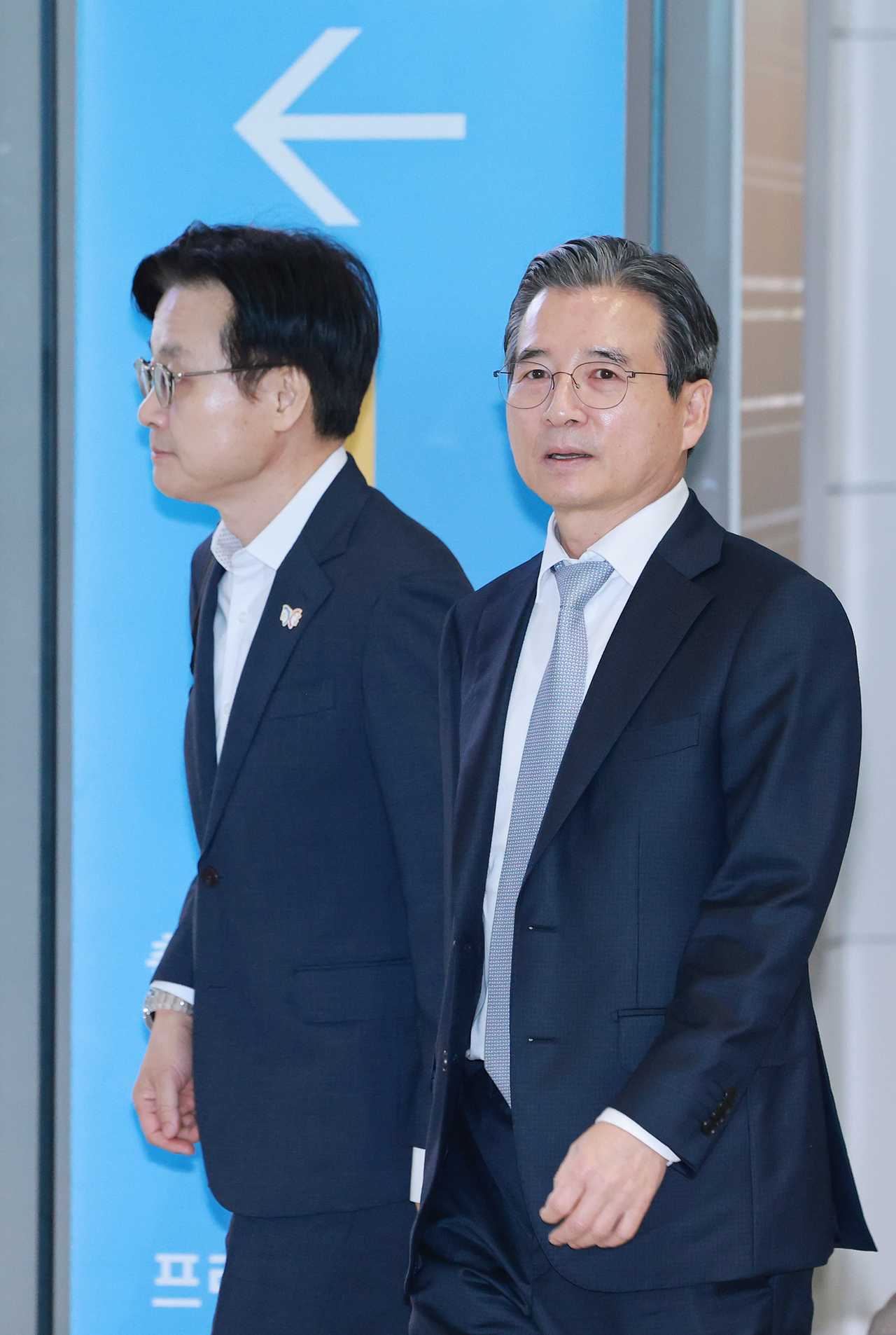 Kim Yong-beom (right), presidential policy chief, and Industry Minister Kim Jeong-kwan depart from Incheon Airport for Washington on Thursday. (Yonhap)