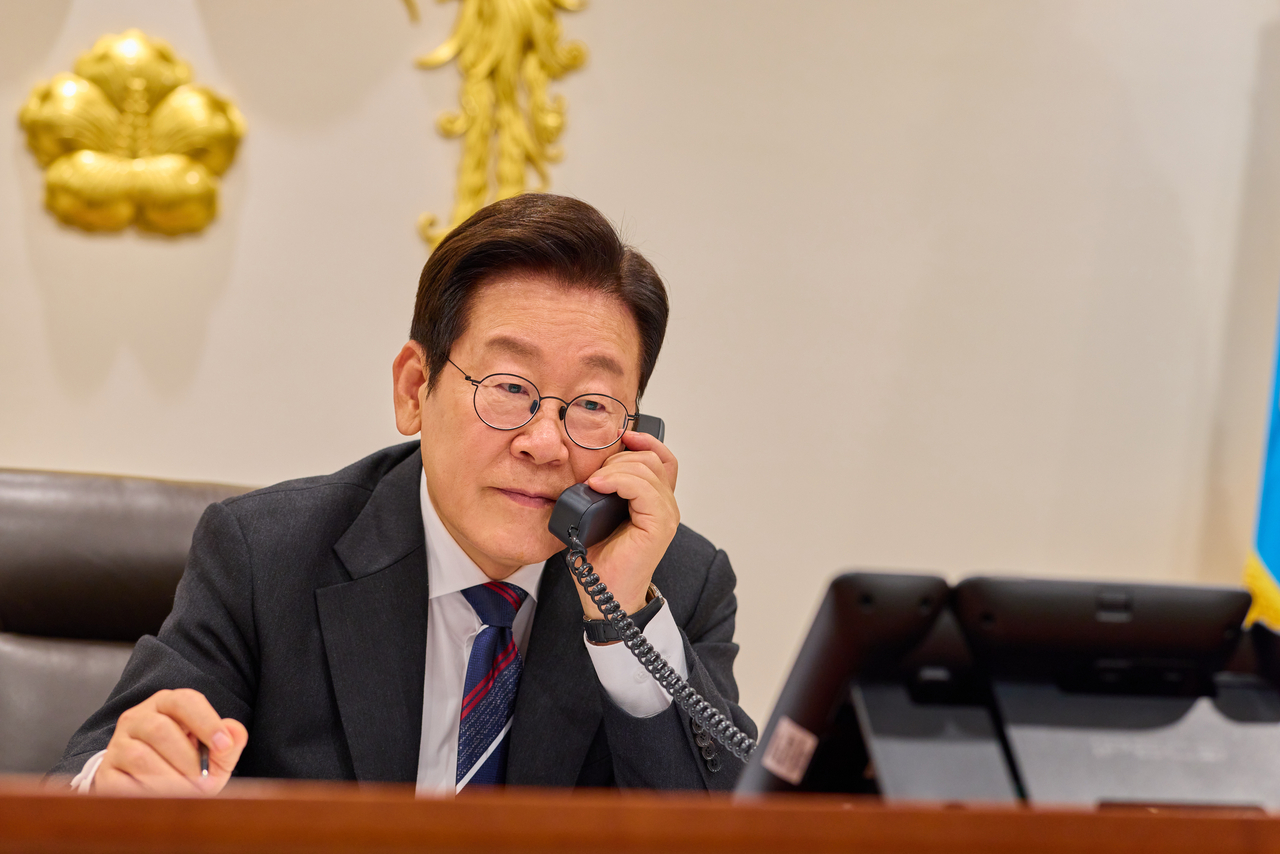 President Lee Jae Myung speaks with Thai Prime Minister Anutin Charnvirakul in his first phone call with the Thai leader since taking office, at the presidential office in Yongsan, Seoul, Thursday.  (Presidential Office via  Yonhap)