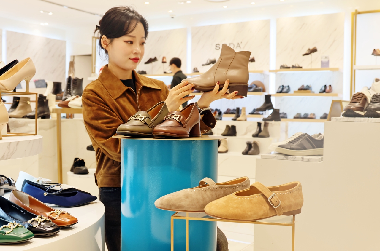 롯데백화점 4층 ‘소다’ 구두매장에 고객이 올 가을 새롭게 출시된 상품들을 살펴보고 있다.[롯데백화점 제공]
