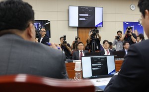 오전에는 정회, 오후에는 급기야 중단…과방위 국감 ‘문자 폭로’ 후폭풍 [이런정치]