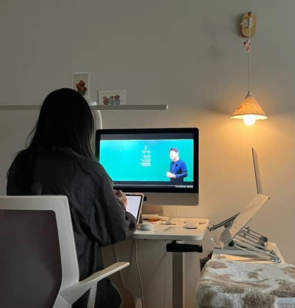 Lee Seo-ye, a mother of a 7-year-old son and a 6-year-old daughter in Ulsan, takes online lectures in the early morning hours while her children are asleep. (Courtesy of Lee)