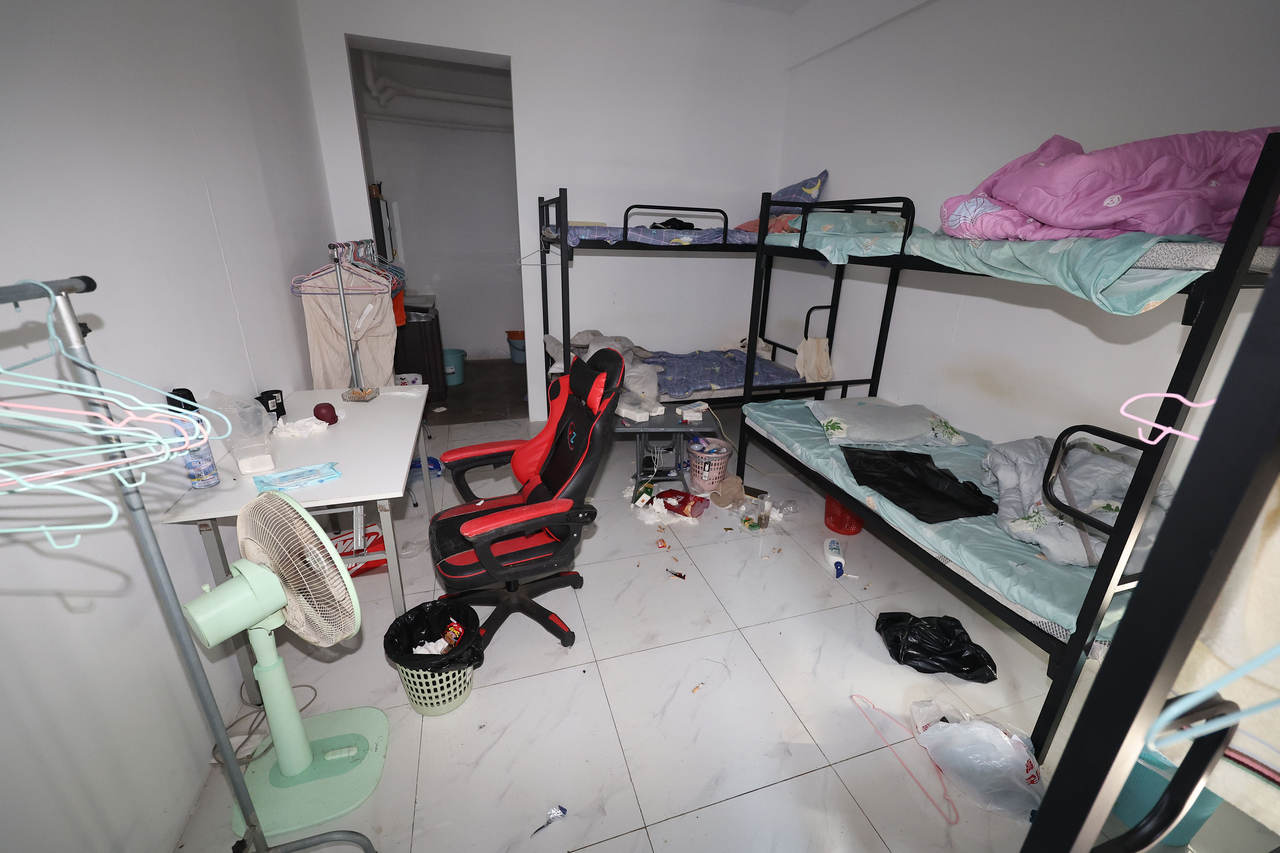 Bunk beds are seen in a room at a criminal complex in Phnom Penh, Cambodia, on Thursday. (Yonhap)
