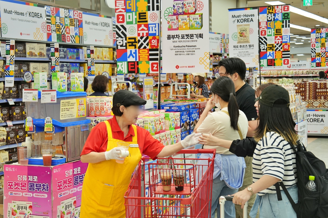 Foreign tourists shop at Lotte Mart Zettaplex near Seoul Station on Sept. 29, 2025. (Yonhap)