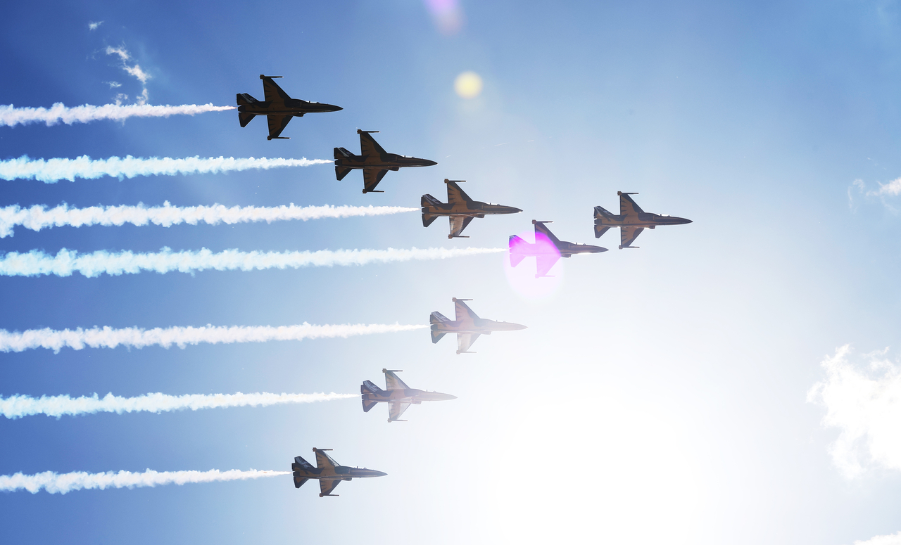The Air Force's Black Eagles acrobatic team performs at Seoul Air Base in Seongnam, just south of Seoul, ahead of the biennial Seoul International Aerospace & Defense Exhibition on Wednesday. (Yonhap)