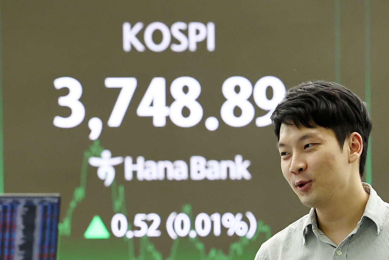 An electronic board showing the Korea Composite Stock Price Index at a dealing room of the Hana Bank headquarters in Seoul on Friday. (Yonhap)