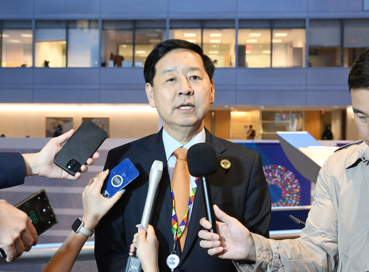 South Korea's Finance Minister Koo Yun-cheol speaks to the press in Washington, D.C., on Thursday. (Yonhap)