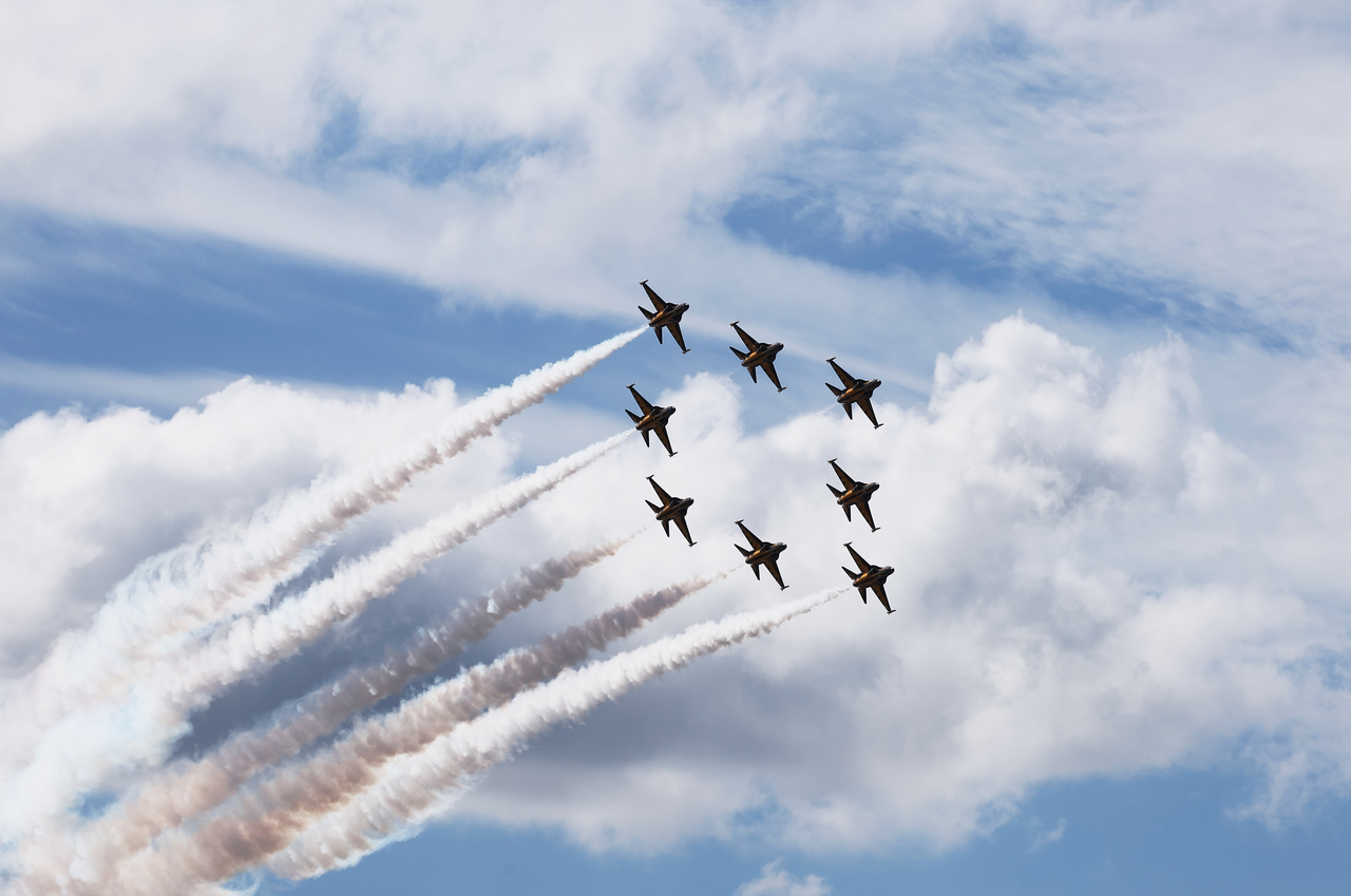 On Wednesday, the Air Force’s Black Eagles aerobatic team conducted a practice flight over Seongnam, Gyeonggi Province, ahead of the public days of the Seoul International Aerospace and Defense Exhibition at Seoul Airport, scheduled to run from Friday. (Yonhap)