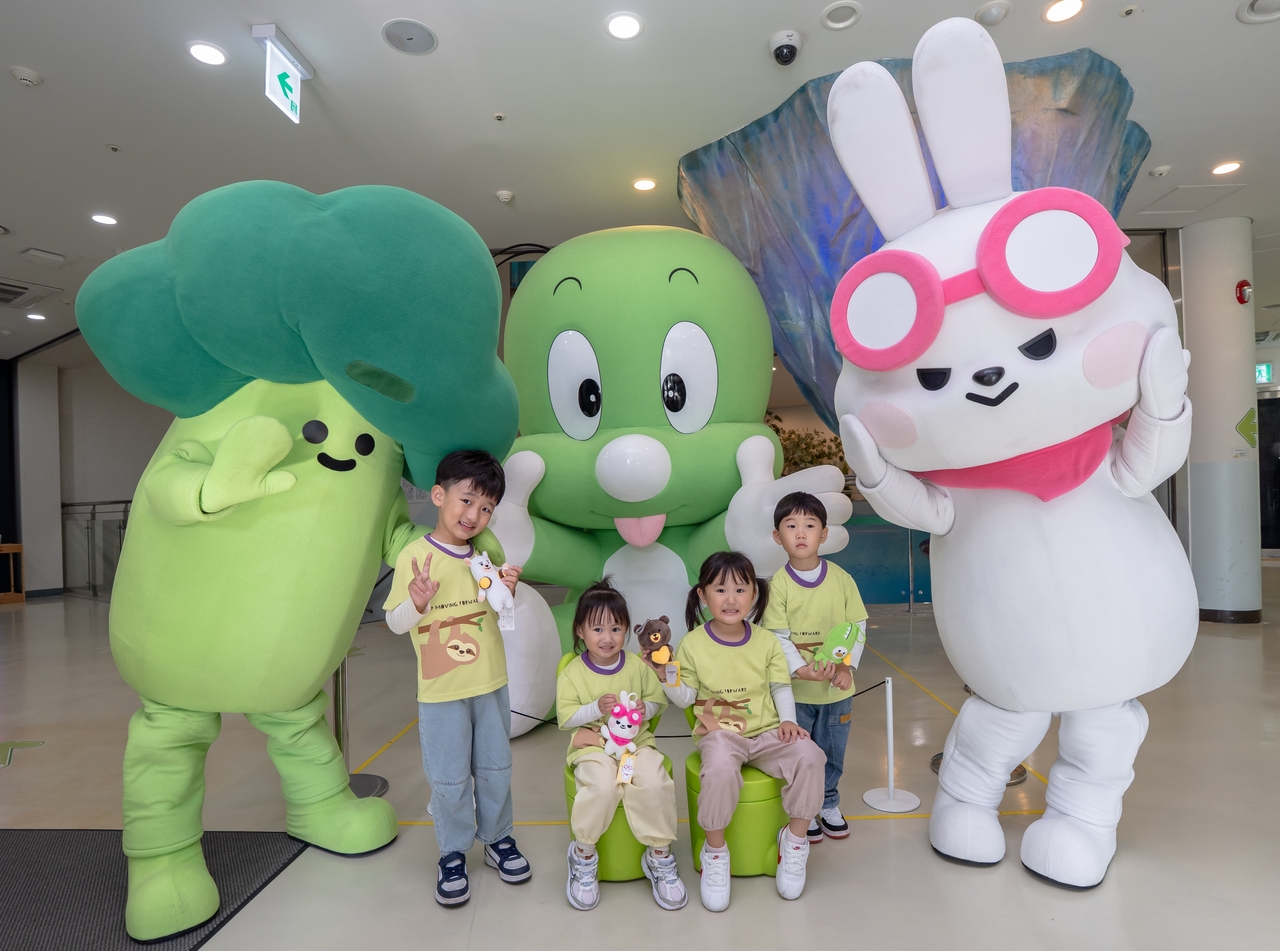 KB금융, 문화의 날 맞아 둘리뮤지엄서 어린이 관람객에 선물 - 헤럴드경제