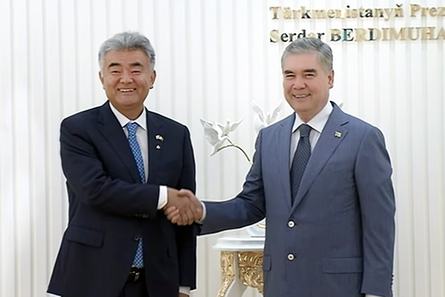 Daewoo Engineering & Construction Chairman Jung Won-ju (left) shakes hands with Gurbanguly Berdimuhamedov, national leader and chairman of the People’s Council of Turkmenistan, during the groundbreaking ceremony for a mineral fertilizer plant in Turkmenabat, Turkmenistan, Wednesday. (Daewoo E&C)