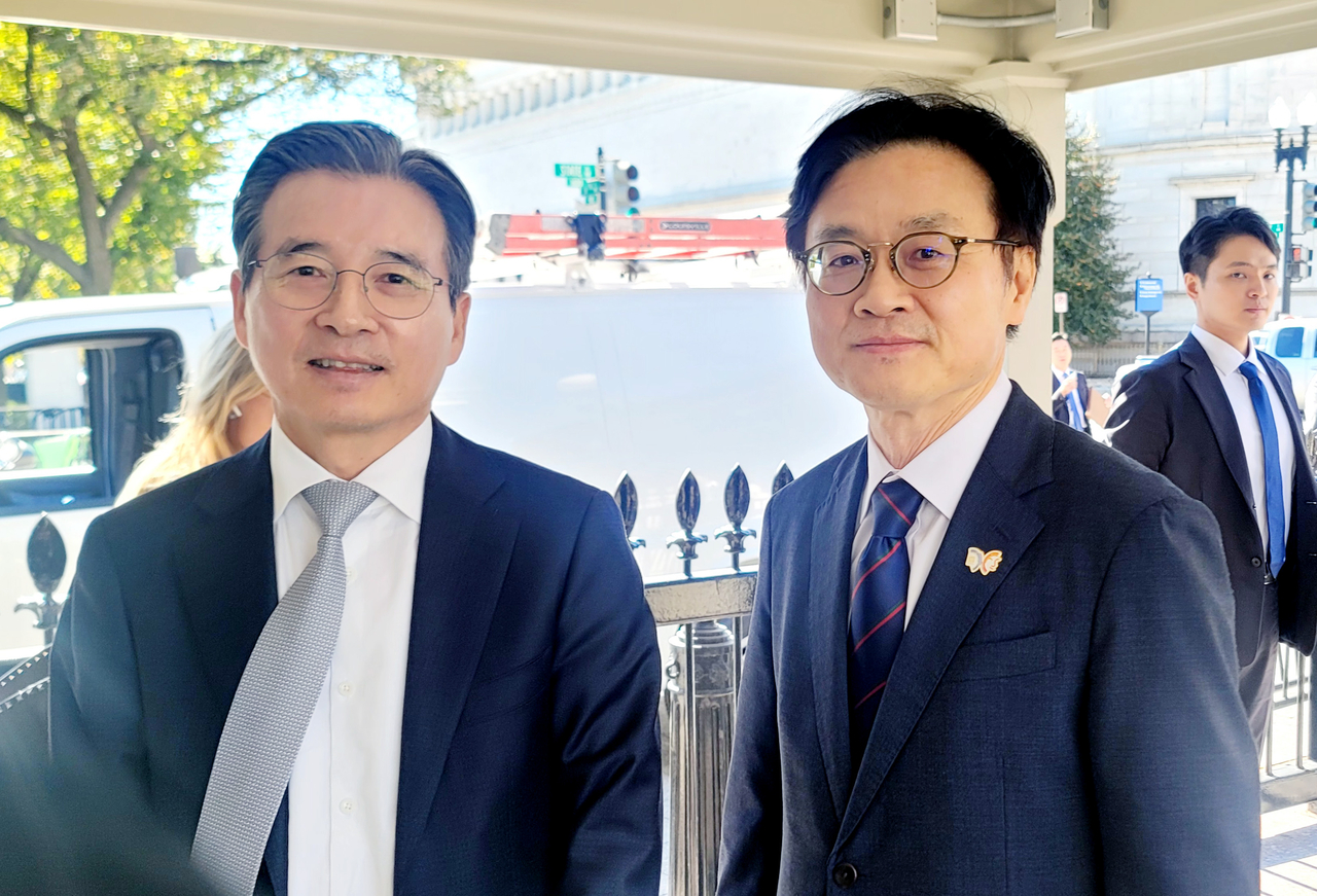 Kim Yong-beom (left), presidential chief of staff for policy, and Industry Minister Kim Jung-kwan visit the White House in Washington on Thursday. (Yonhap)