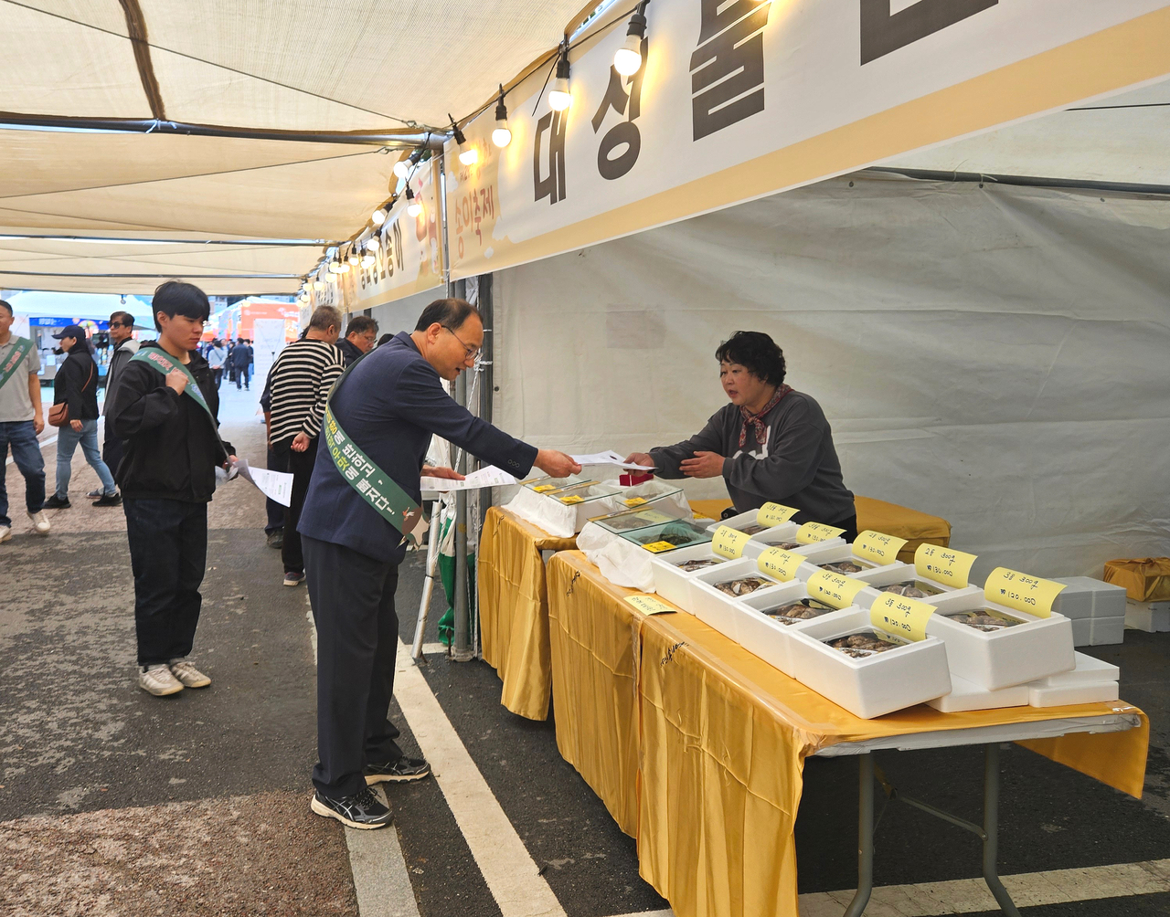 김주연 봉화군 산림소득자원과장이 축제현장에서  송이버섯 원산지 표시 지도점검을 하고 있다.[봉확군 제공]