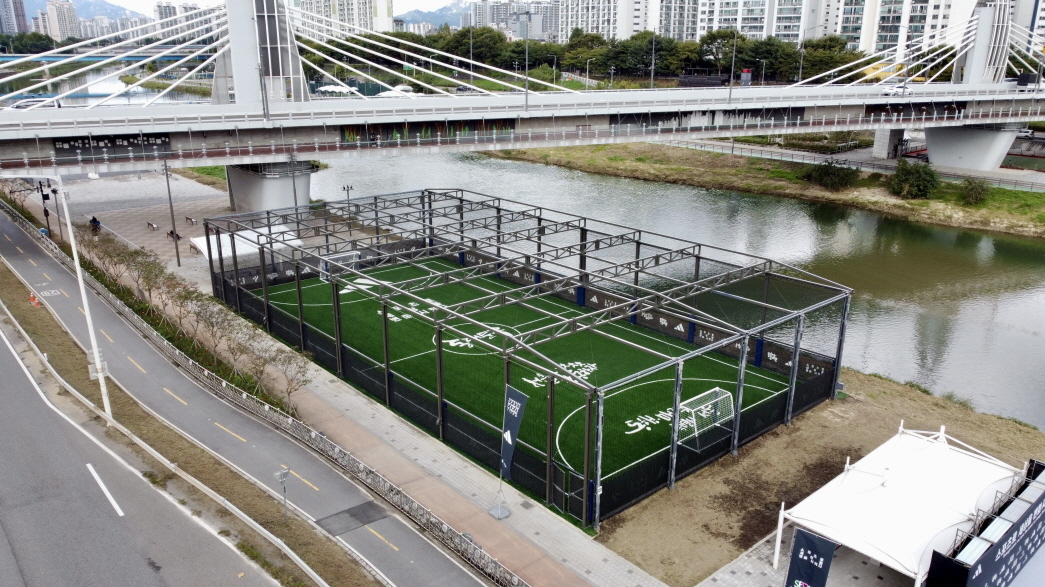 An Adidas-sponsored futsal field at Hwigyeong 2 Riverside Park in Dongdaemun-gu, Seoul. (Adidas Korea)
