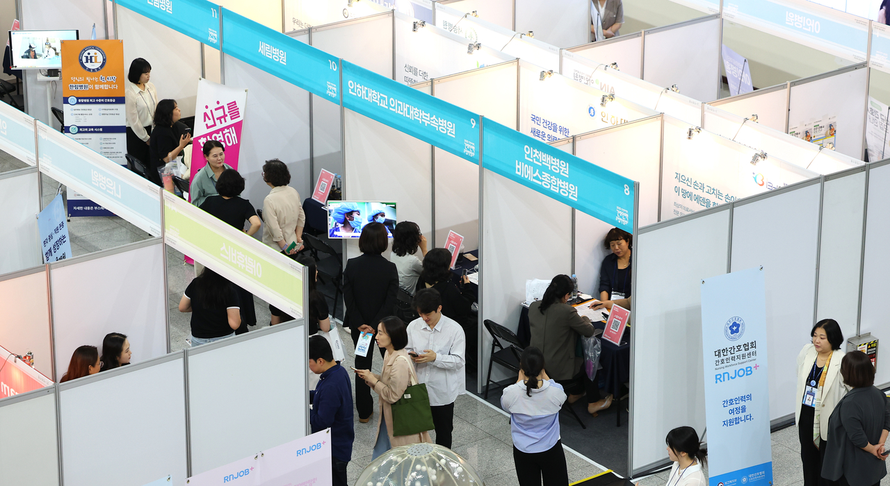 High school job seekers take part in on-site interviews during the 2025 Youth Good Job Fair Season 6 at the SW Convergence Tech-Biz Center in Suseong District, Daegu, on Sept. 23, 2025. (Yonhap)