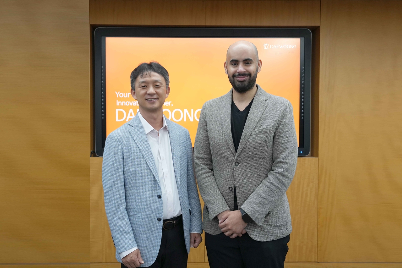 Daewoong Pharmaceutical co-CEO Park Seong-soo (left) and Saudi Arabian Deputy Minister of Health Khalid Alburaikan pose for a photo during a meeting at Daewoong's Seoul headquarters in September. (Daewoong Pharmaceutical)