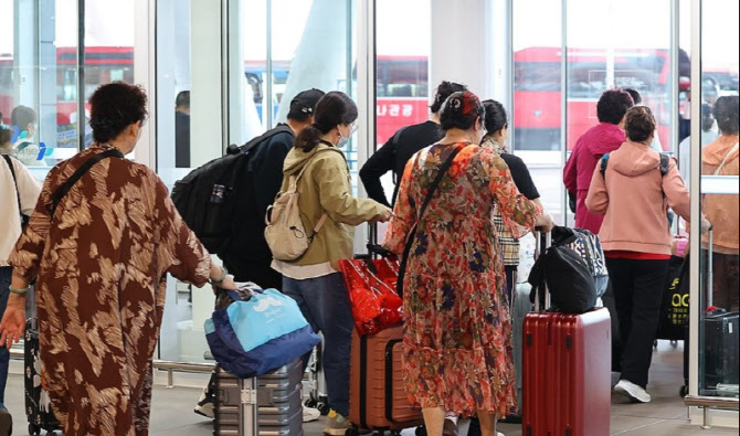 Chinese tourists who entered Korea through the Incheon International Ferry Terminal board a bus. (Yonhap)