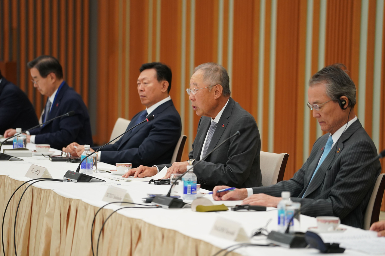 Federation of Korean Industries Chair Ryu Jin (second from right), delivers opening remarks at the 32nd Korea-Japan Business Conference at Keidanren Hall in Tokyo on Friday. Yoshinobu Tsutsui (right), chair of the Japan Business Federation, and Lotte Group Chair Shin Dong-bin (second from left) are also in attendance.  (FKI)