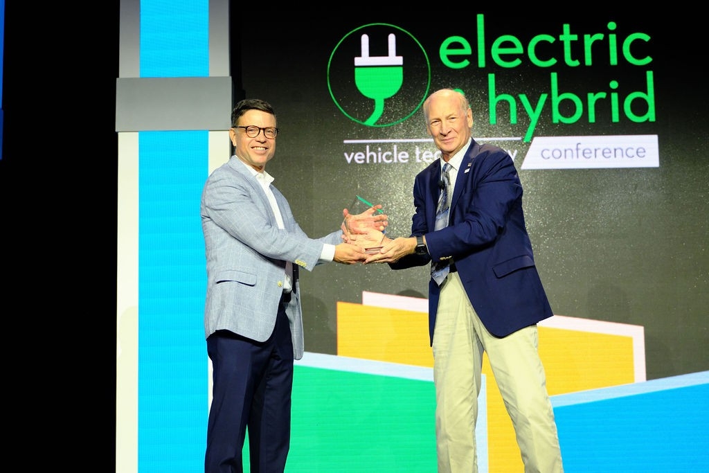 Kurt Kelty (left), vice president of the battery, propulsion and sustainability division at General Motors receives the Battery Innovation of the Year  award from Robert Galyen, chair of the organizing committee, during The Battery Show North America in Detroit. (GM)