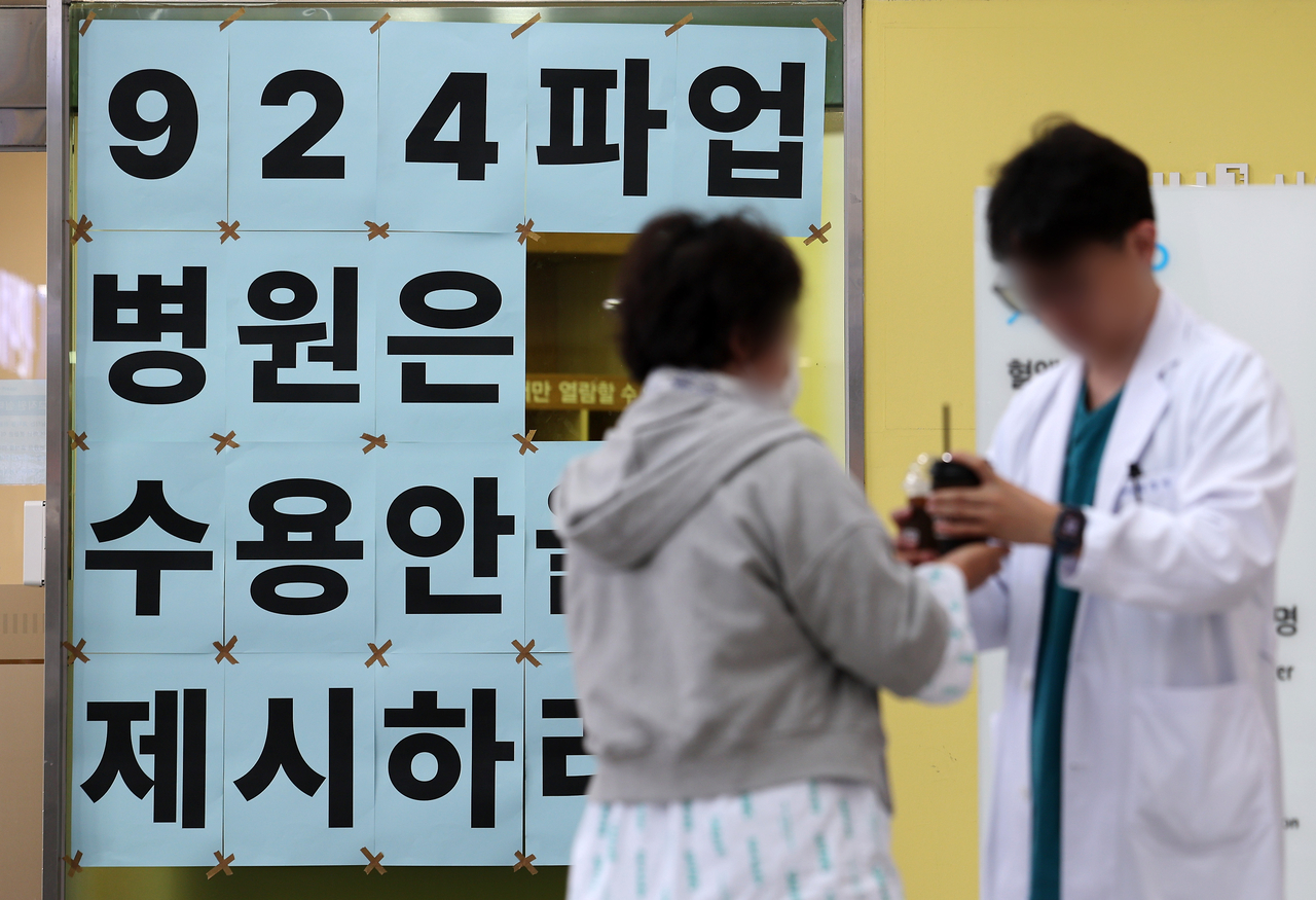A doctor is talking to a patient at the Seoul National University Hospital on Sept. 24. (Yonhap)