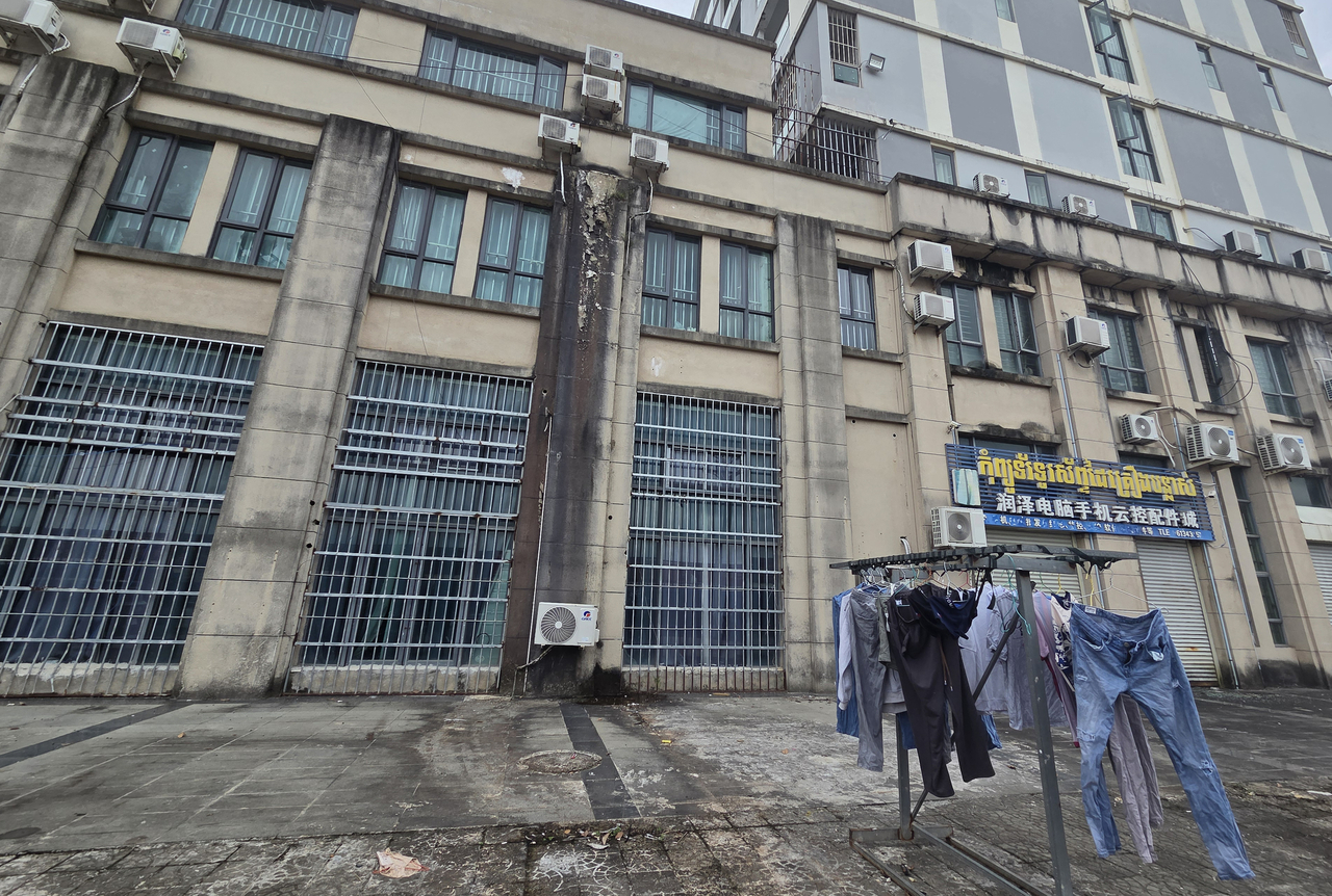 A gated building presumed to be a crime unit for criminal gangs in Cambodia's Sihanoukville (Yonhap)