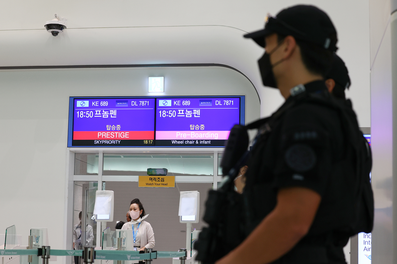 Counterterrorism police are stationed at the boarding gates for Cambodia-bound flights at Incheon Airport’s Terminal 2 on Wednesday. (Yonhap)