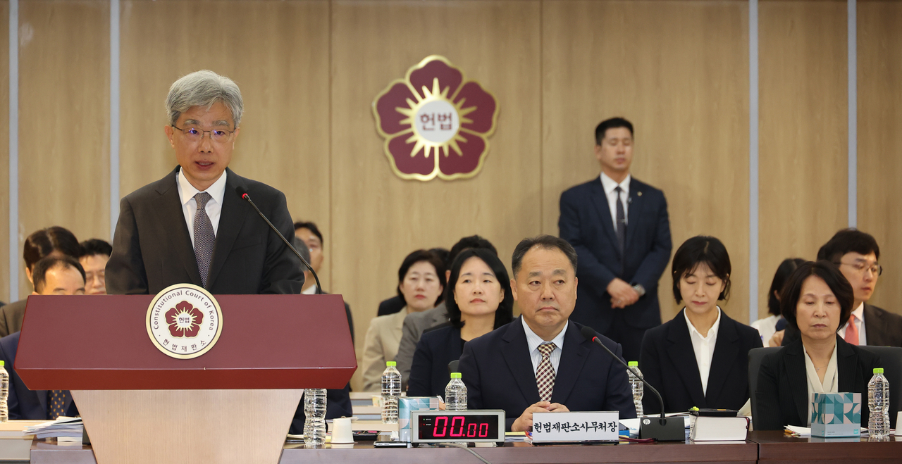 Kim Sang-hwan (left), chief justice of the Constitutional Court, speaks during a parliamentary audit by the National Assembly’s Legislation and Judiciary Committee at the Constitutional Court in Jongno-gu, central Seoul, on Friday. (Yonhap)