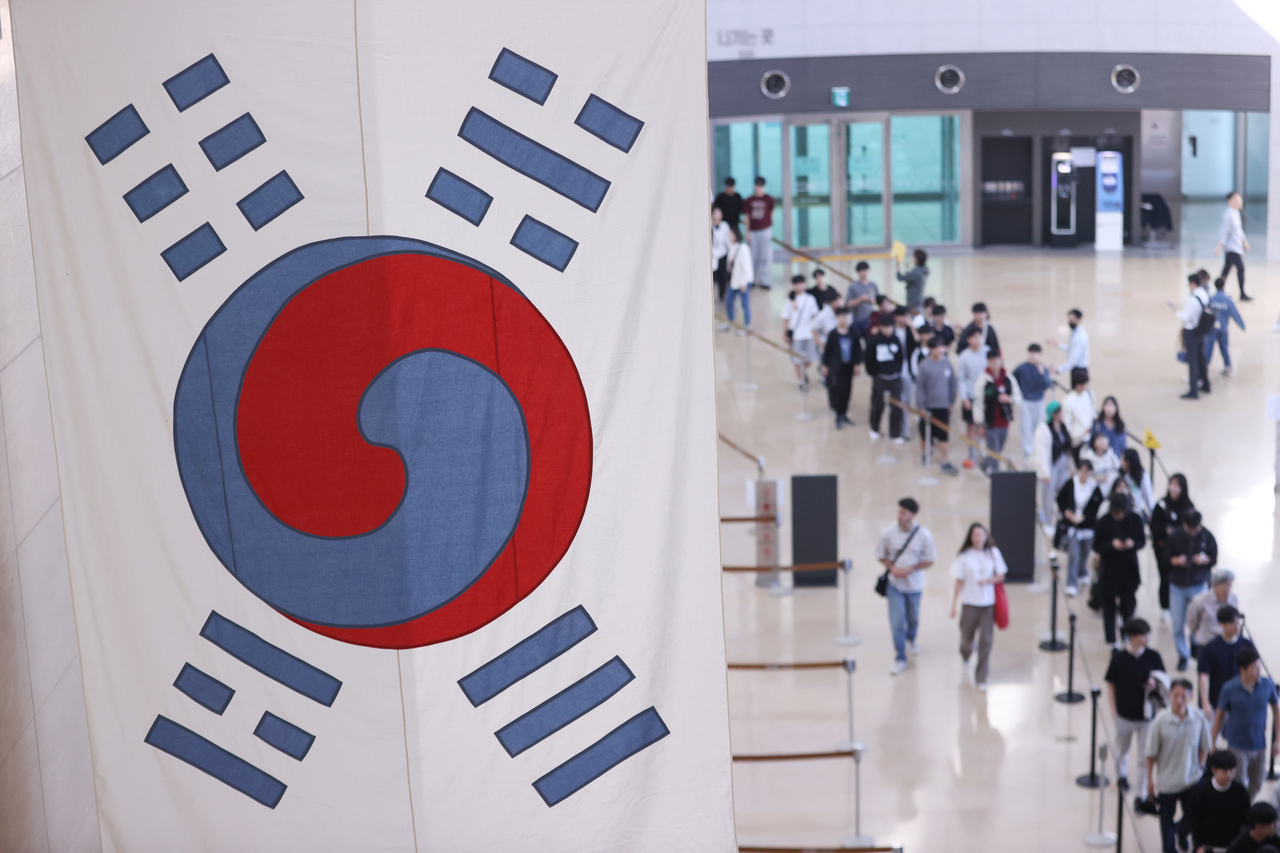 Visitors line up and wait to enter the National Museum of Korea in Seoul on Friday. (Yonhap)
