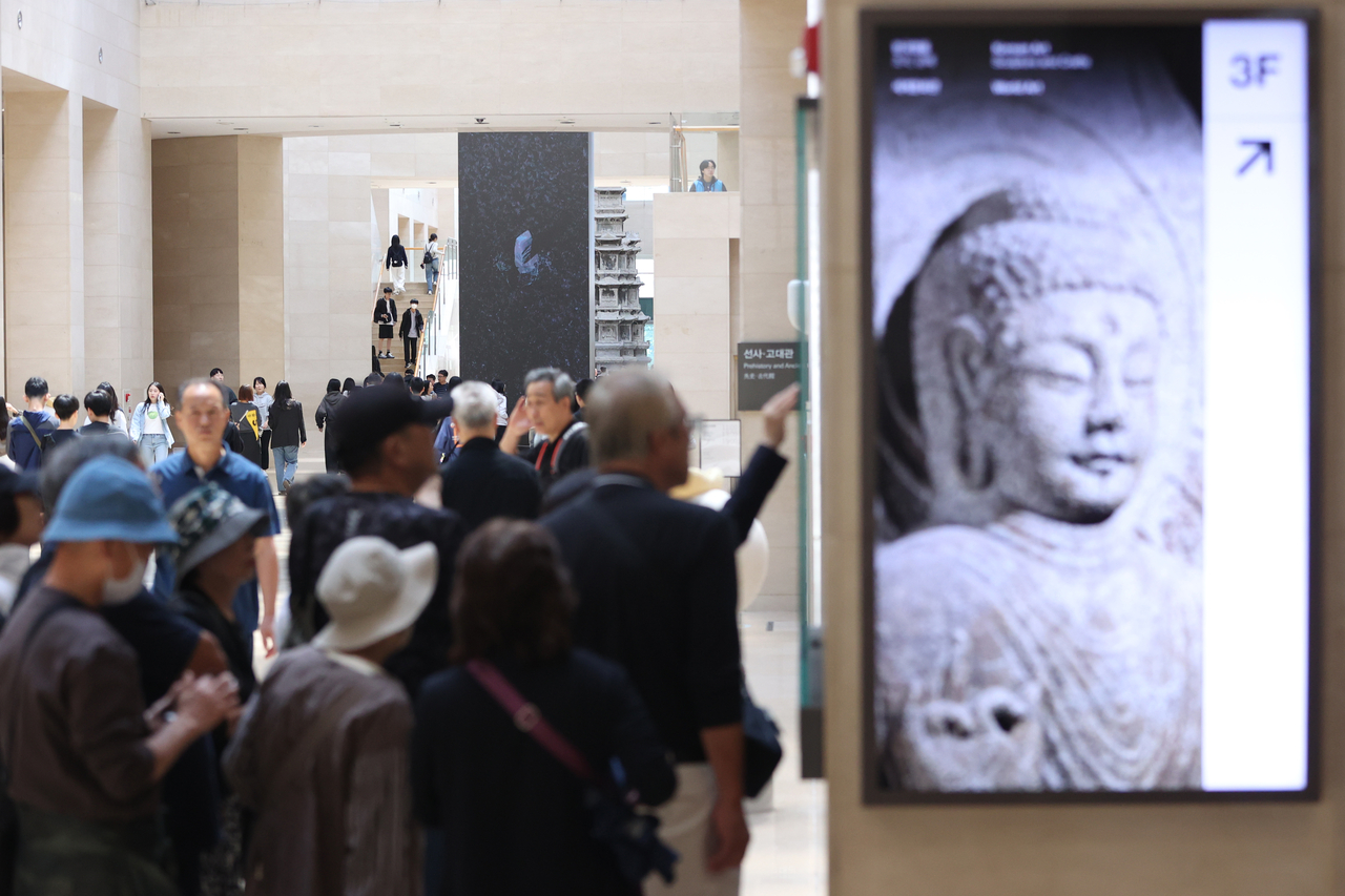 Visitors browse exhibits at the National Museum of Korea in Seoul on Friday. (Yonhap)