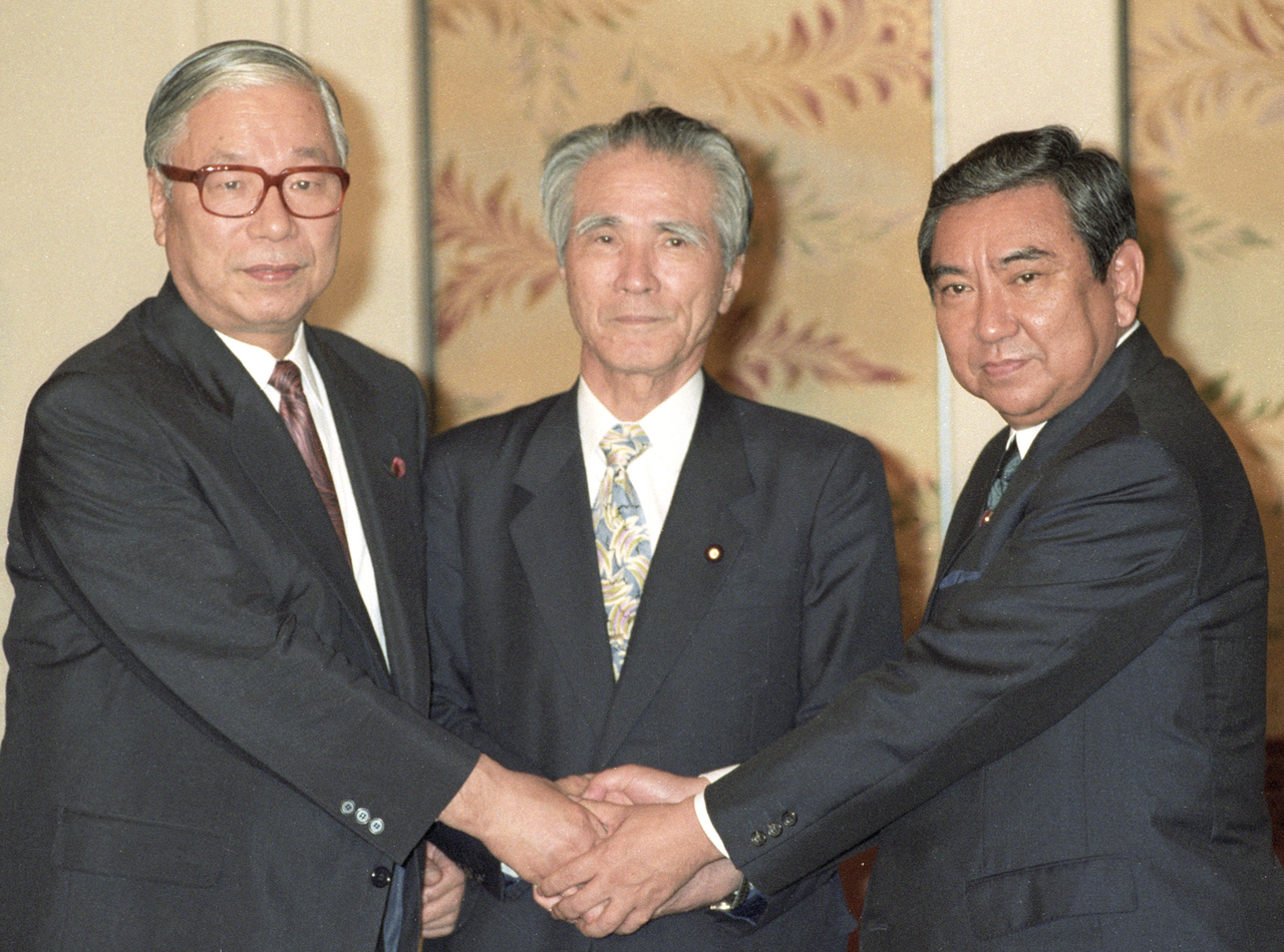 Former Japanese Prime Minister Tomiichi Murayama (center) (Yonhap)