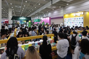 Seoul International Book Fair opens to record crowds, famous faces