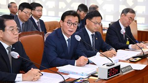국감 화두된 ‘HMM 민영화·홈플러스 M&A’…거래 성사 산 넘어 산 [주간 ‘딜’리버리]