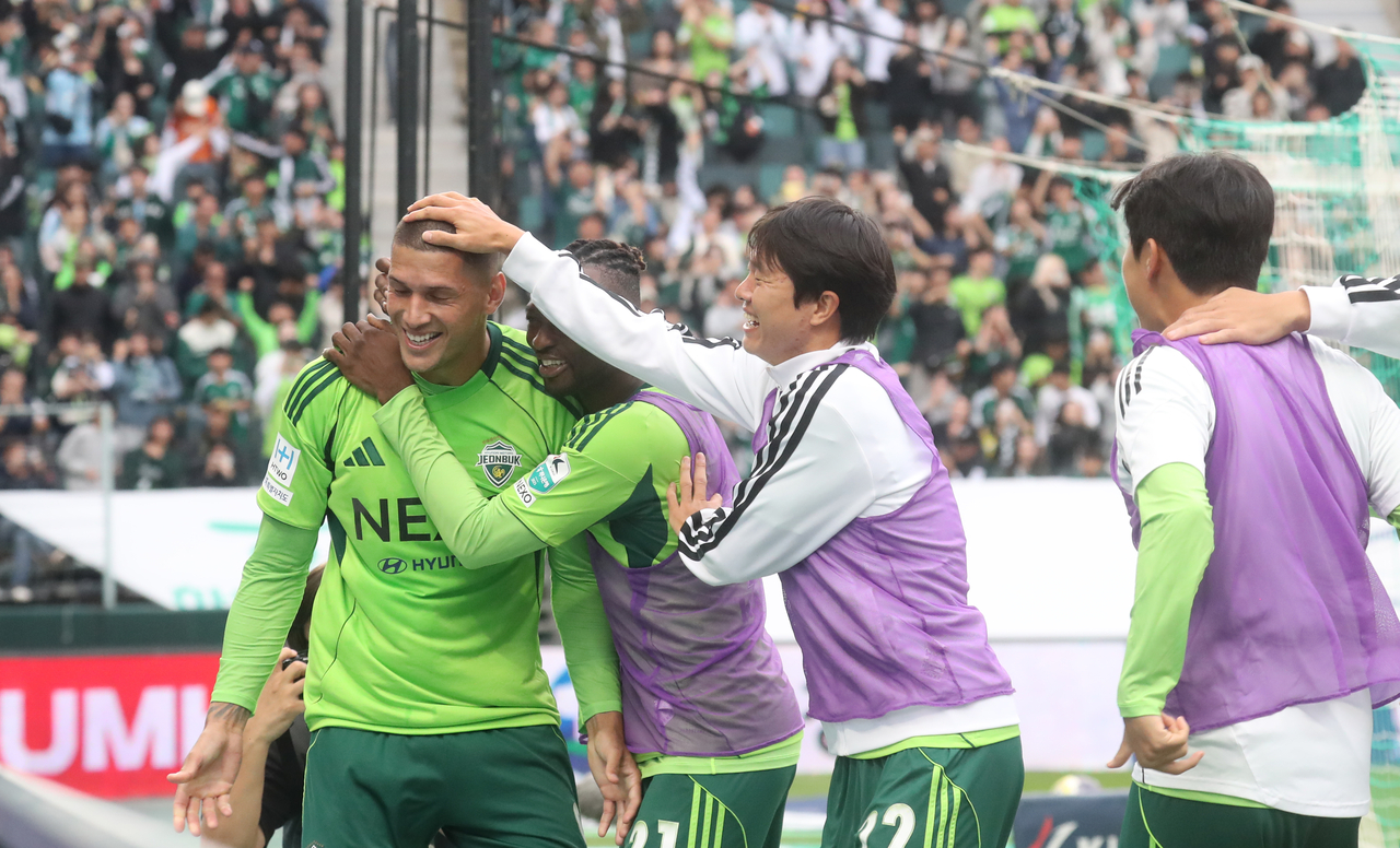 Tiago Orobo of Jeonbuk Hyundai Motors (left) is congratulated by his teammates after scoring a goal against Suwon FC during the clubs' K League 1 match at Jeonju World Cup Stadium in Jeonju, North Jeolla Province, on Saturday. (Yonhap)
