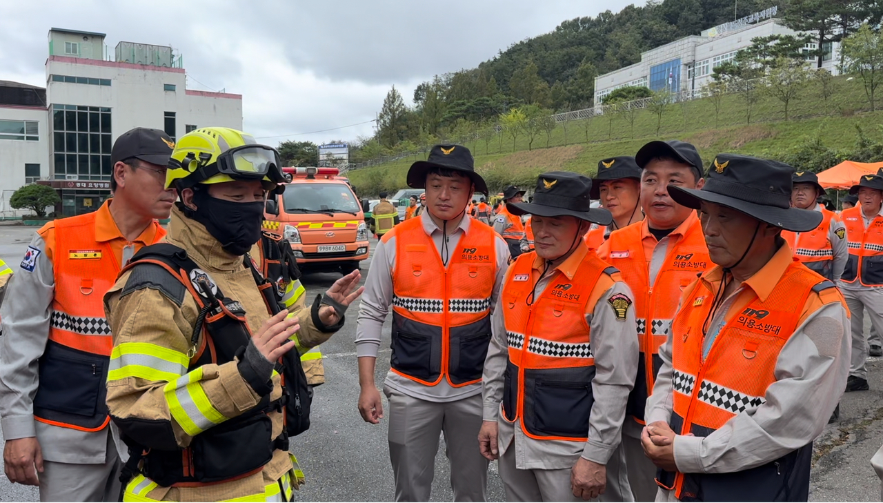 경상북도 119 산불특수대응단이 이달부터 3개월간 도내 51개 의용소방대 약 2,000명을 대상으로 ‘의용소방대 산불진압 전문교육’을 실시하고 있다.[경상북도 119 산불특수대응단 제공]
