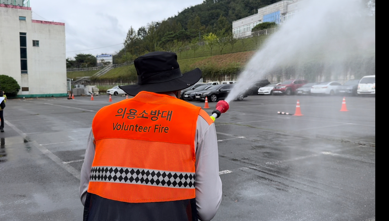 경상북도 119 산불특수대응단이 이달부터 3개월간 도내 51개 의용소방대 약 2,000명을 대상으로 ‘의용소방대 산불진압 전문교육’을 실시하고 있다.[경상북도 119 산불특수대응단 제공]