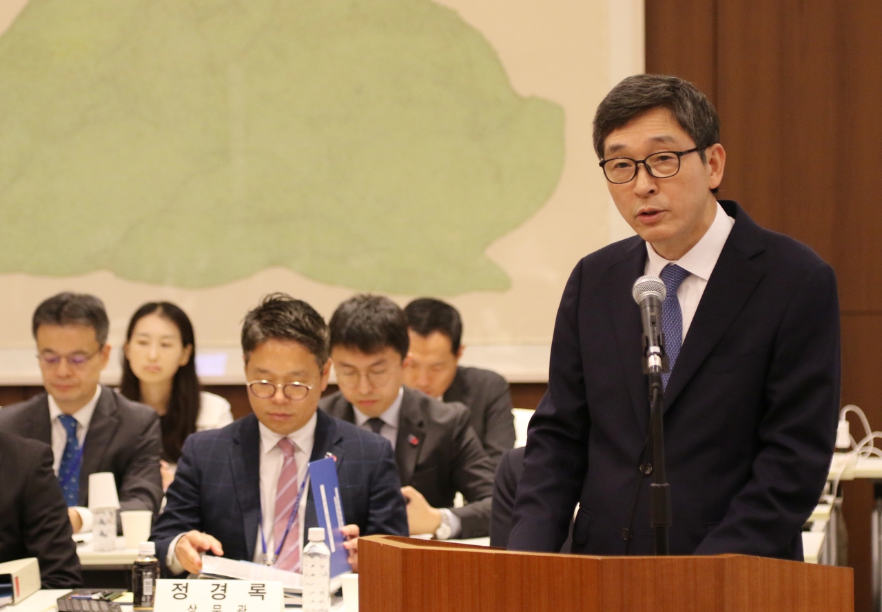 South Korean Ambassador to Japan Lee Hyuk speaks at an annual parliamentary audit of government agencies at the South Korean Embassy in Tokyo on Saturday. (Yonhap)