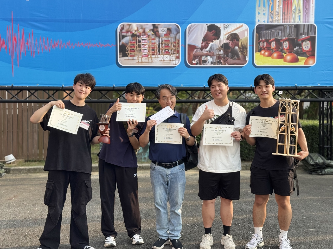 계명대 CSL팀이 대만에서 열린 ‘IDEERS 2025’에서 종합3위를 차지한 후 기념촬영을 하고 있다.[계명대 제공]