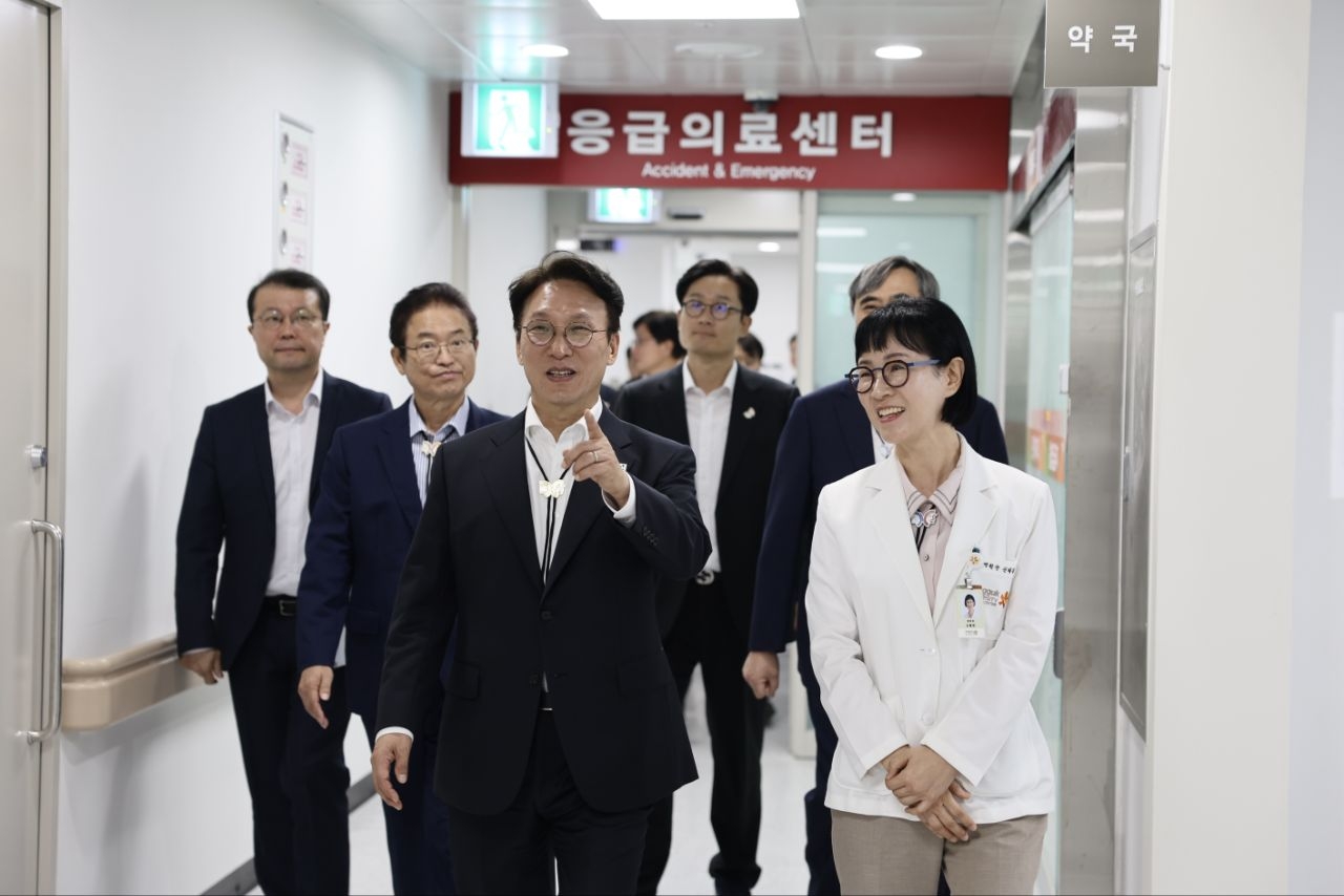 Prime Minister Kim Min-seok (front left) inspects emergency medical facilities for the 2025 APEC summit at Dongguk University Gyeongju Hospital in North Gyeongsang Province on Oct. 10. (Prime Minister's Office)