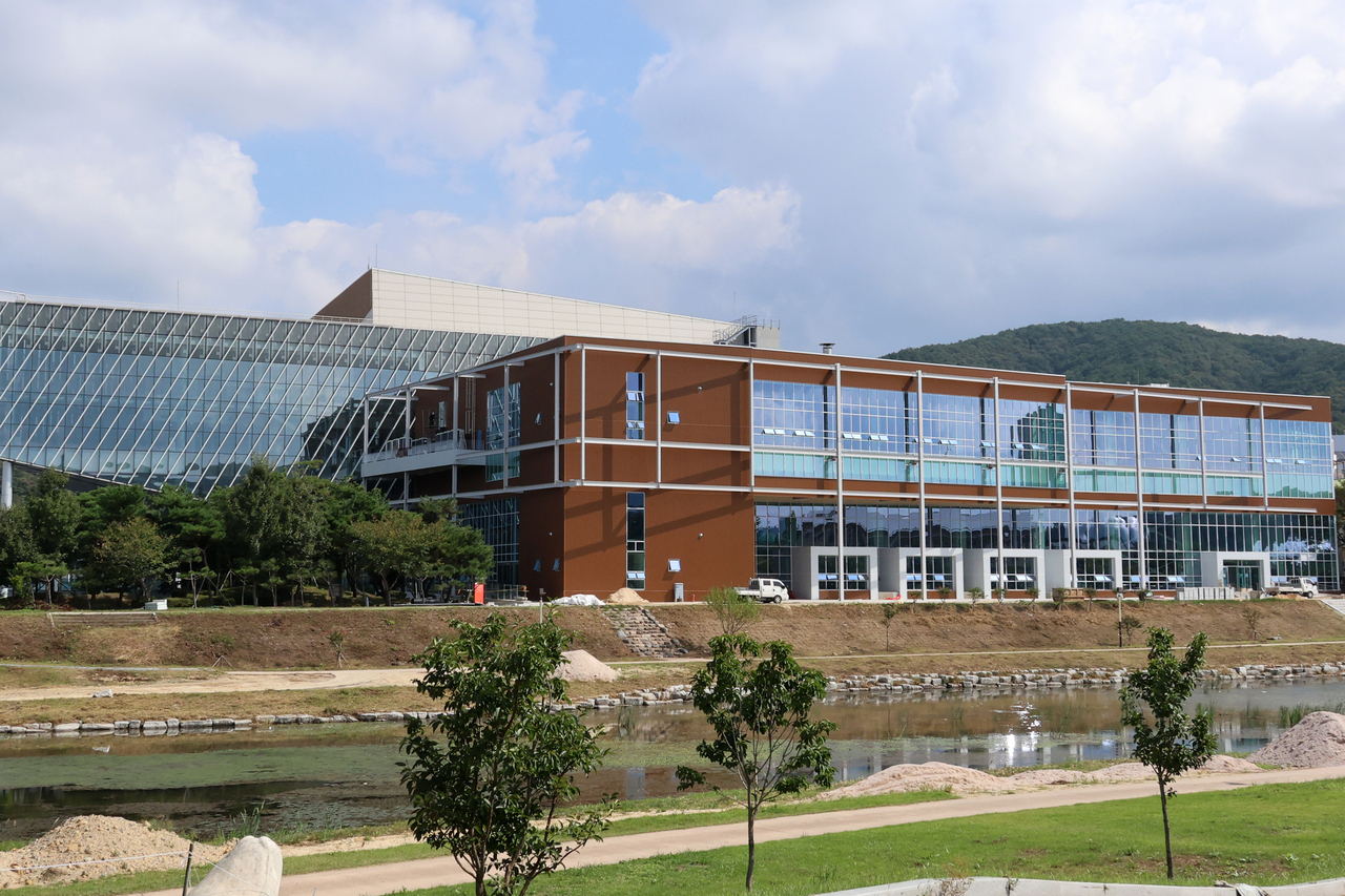 The international media center is under construction nearby the Gyeongju HICO Convention Center in North Gyeongsang Province, in this photo taken on Sept. 29.(Yonhap)